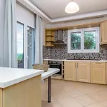 Avra House فيلة